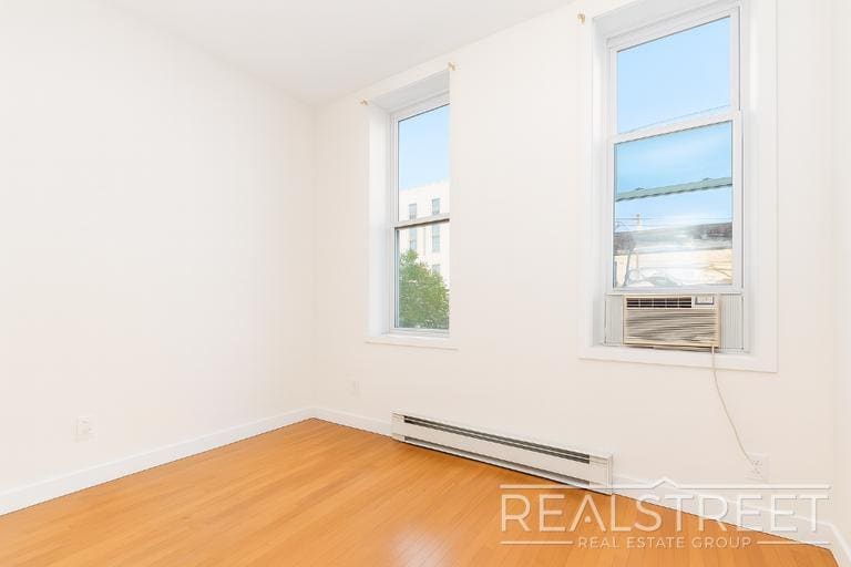 Building Photo - Gorgeous 2BR/1BA apartment available in prime Bushwick. This apartment is an absolute steal and will