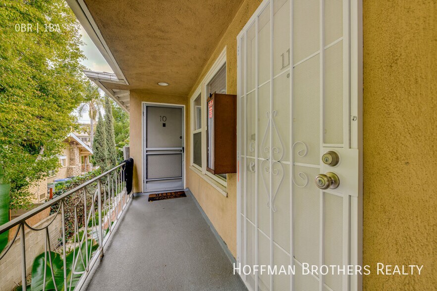 Building Photo - 2001 Beachwood Dr