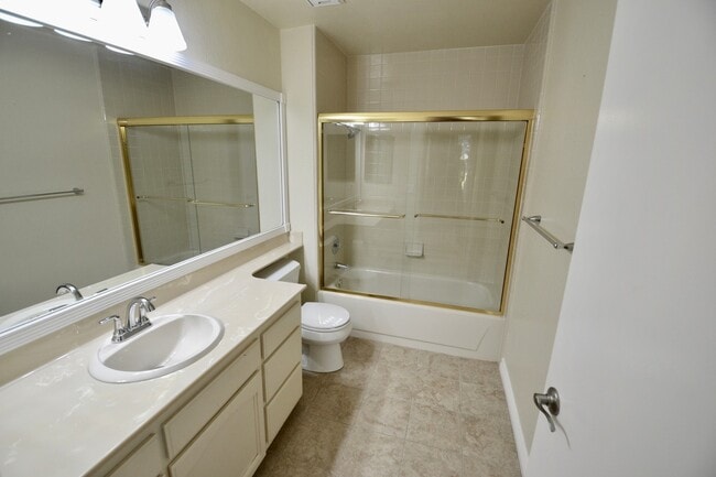 Building Photo - HUGE 2BD/2BA Bankers Hill Condo! ASSIGNED GARAGE PARKING! POOL!