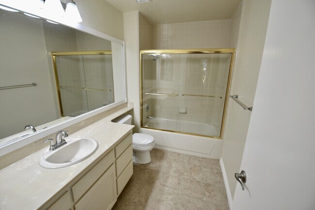 Building Photo - Spacious Bankers Hill 2/2 Condo! Walk to B...