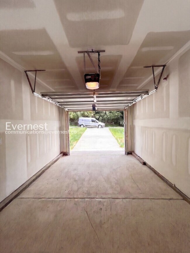 Building Photo - 3 Bed, 2 Bath Home with Garage / Pet-Friendly / Vouchers Accepted / Coming Soon!