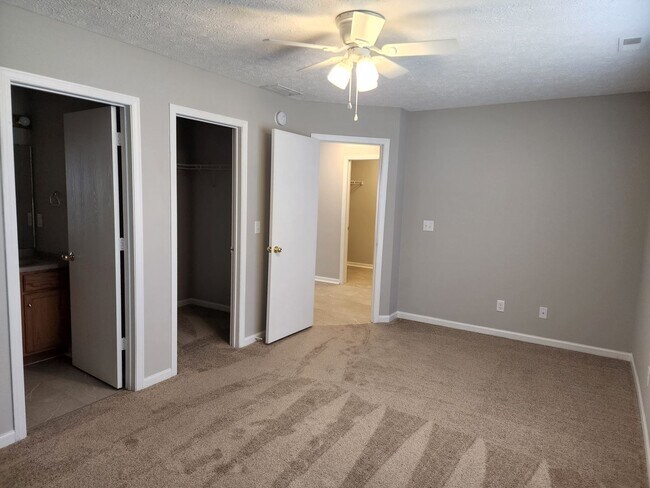 Building Photo - Three Bedroom Two Bath Home in Deerfield Farms Dayton, Indiana