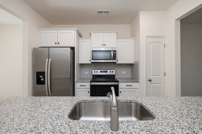 Building Photo - Beautiful Modern 2-Bedroom Townhome - APRIL MOVE IN