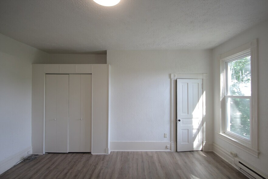 Building Photo - 429 Kelly Ave