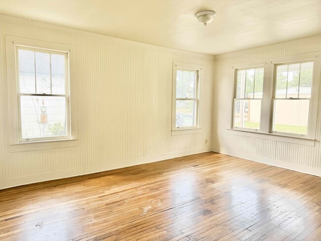 Building Photo - 452 Bernardo St