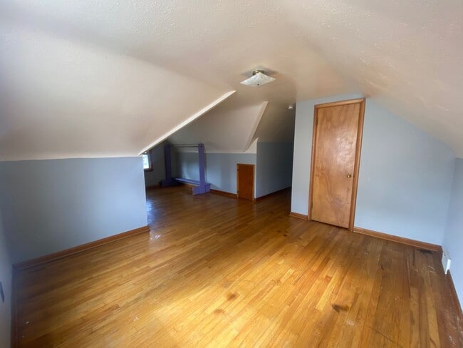 Building Photo - Charming 3-Bedroom Property in Prime Location