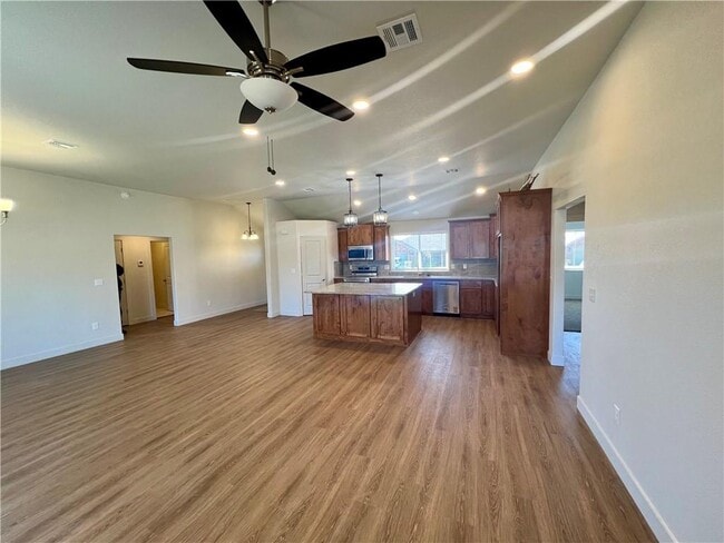 Building Photo - 662 White Oak St