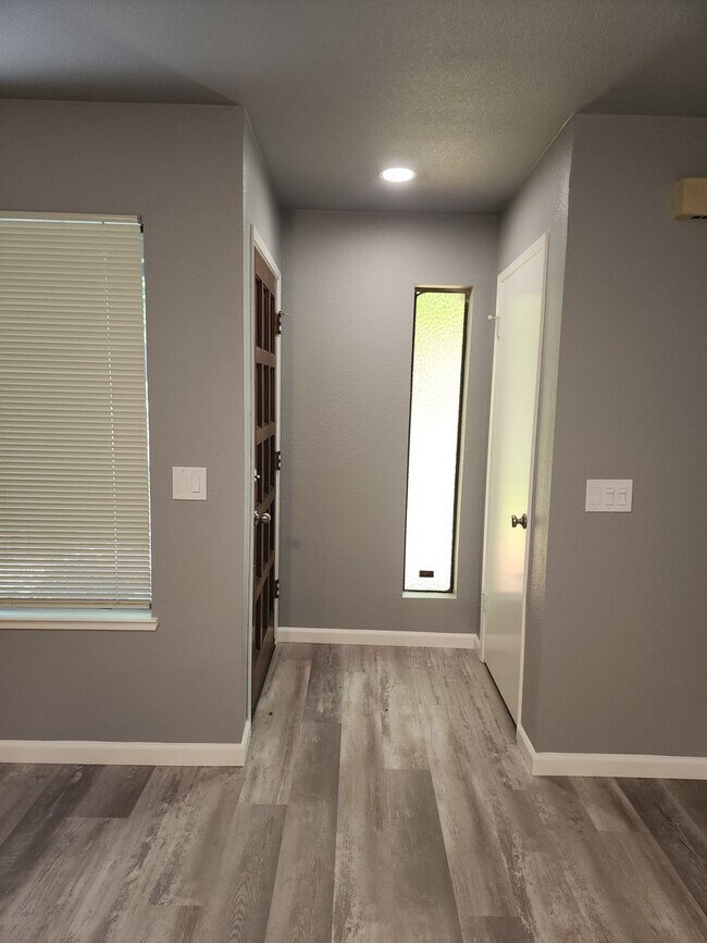 Building Photo - 8616-8618 La Riviera Dr