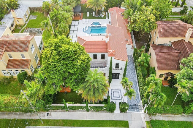 Building Photo - 614 Poinciana Dr