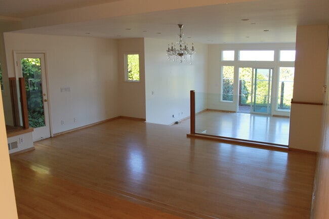 Building Photo - 230 Diviso St