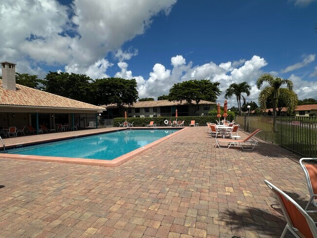 Building Photo - 9845 Pineapple Tree Dr