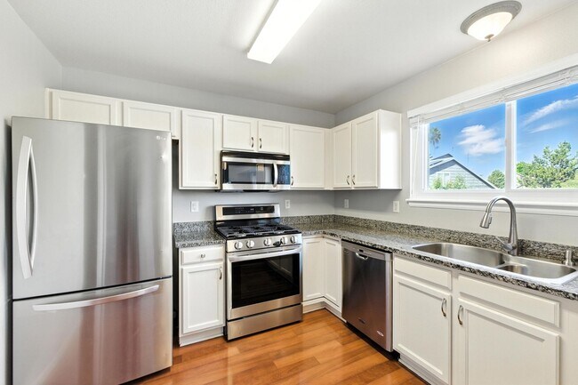 Building Photo - Beautiful, Well-Maintained 4 Bed/4 Bath Ho...