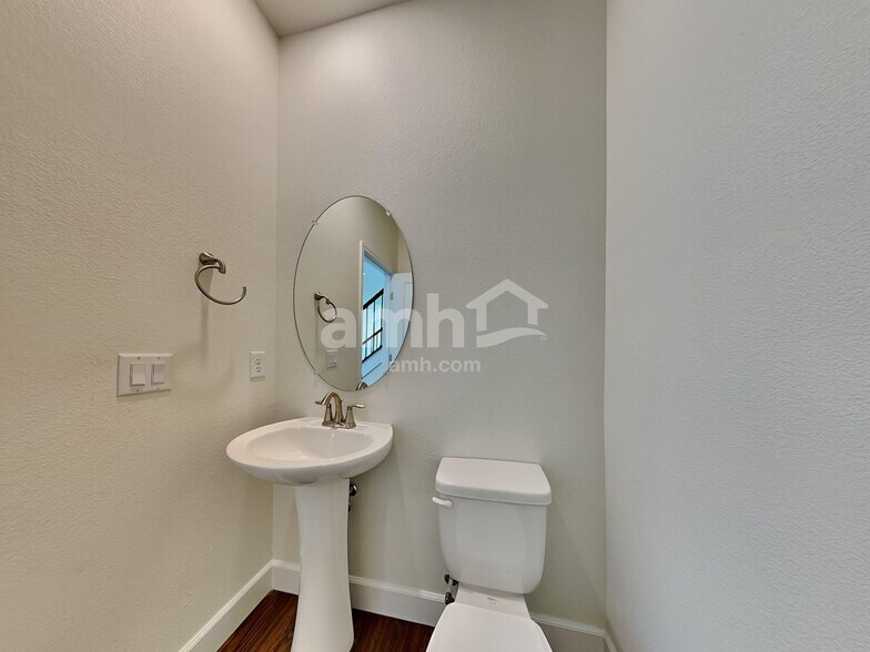 Building Photo - 1501 Garden Swing Ave