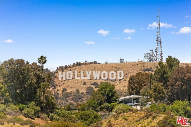 Building Photo - 2005 Beachwood Dr