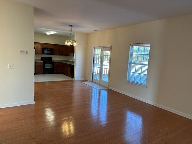 Building Photo - 10 Evergreen Oak Dr