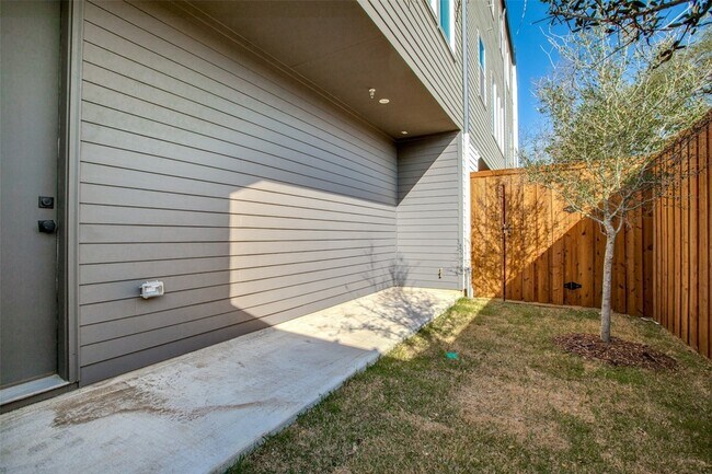 Building Photo - 2143 Mail Ave