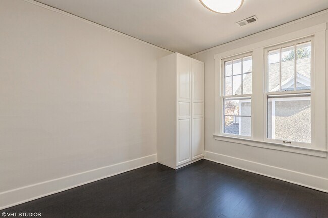 Building Photo - 329 W Maple Ave