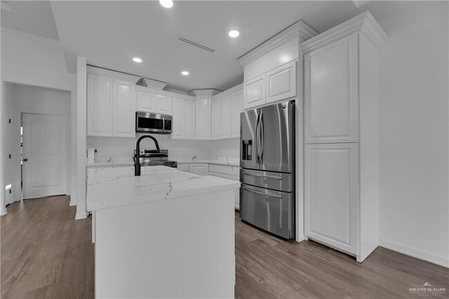 Building Photo - 4000 W Hackberry Ave