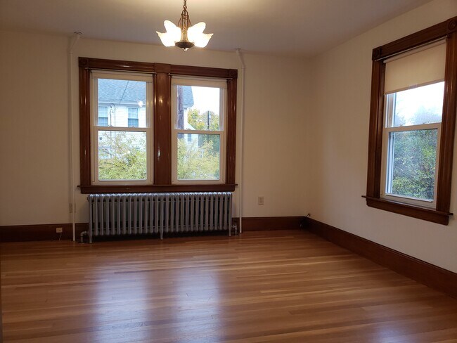 Building Photo - 12 Maple St