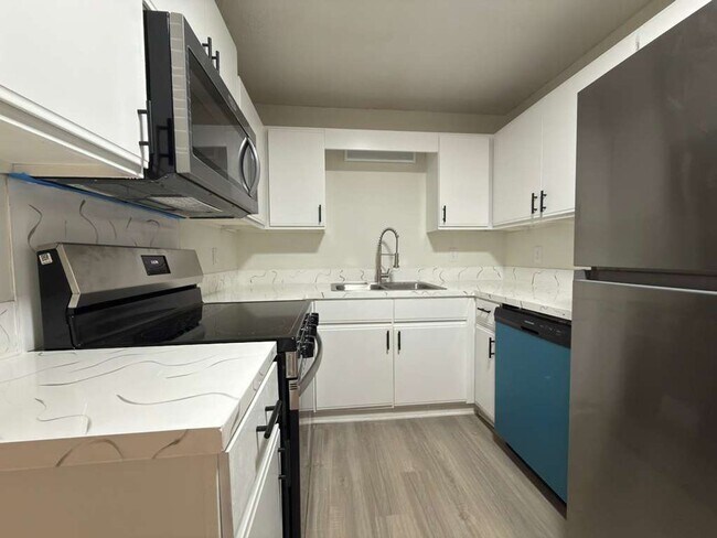 Building Photo - One Bedroom Condo
