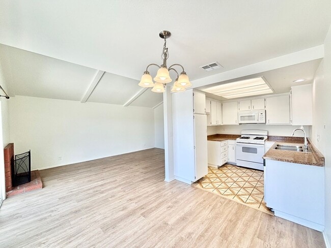 Building Photo - Oxnard | Welcome to the Pearl of Oxnard Du...