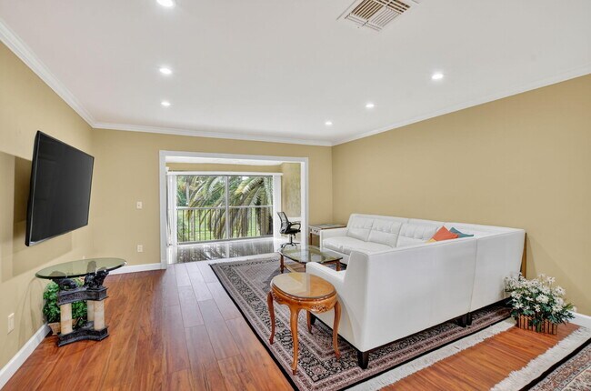 Building Photo - 9268 Vista Del Lago