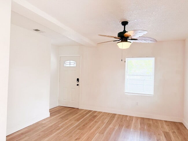 Building Photo - Home For Rent in Tampa - FULLY FENCED IN BACKYARD!