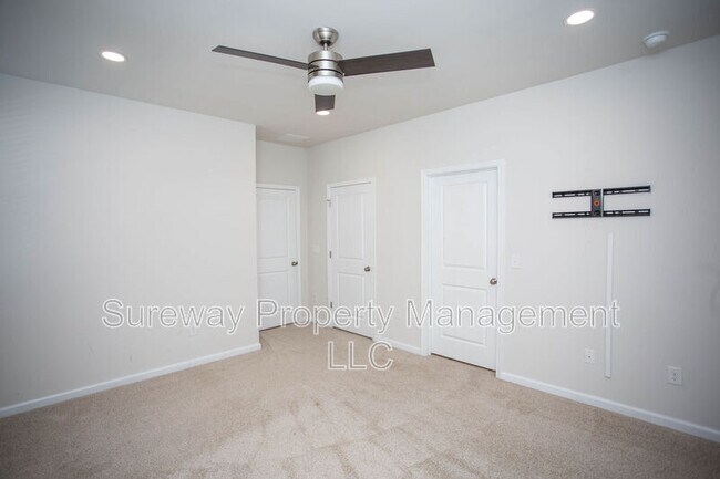 Building Photo - 13 Verona Ln