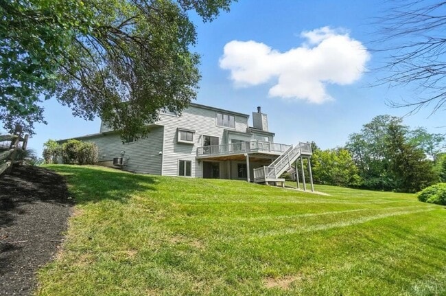 Building Photo - Luxury, Privacy, and Convenience All in One!
