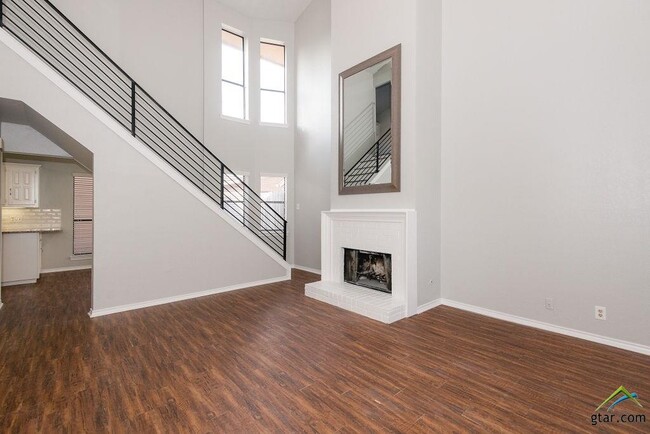 Building Photo - 5917 Hollytree Dr