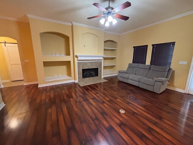 Building Photo - 4 BEDROOM WITH BONUS ROOM IN LEGACY SUBDIVISION