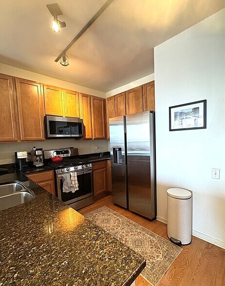 Building Photo - 210 S Desplaines St