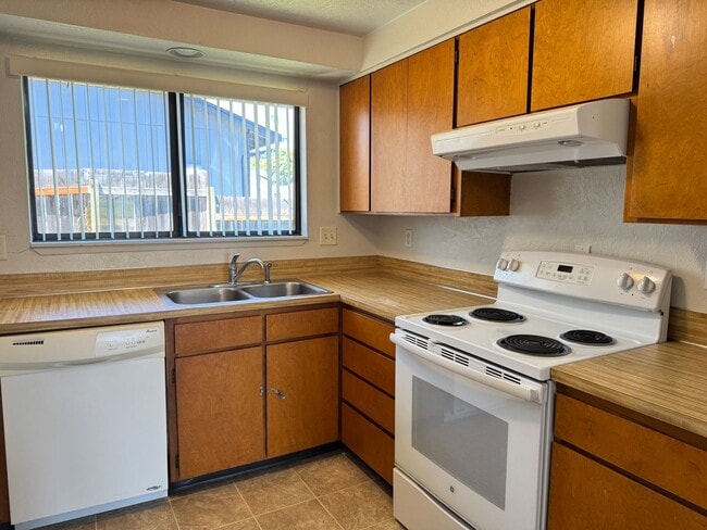 Building Photo - 2 bedroom 1 bath duplex in Cottage Grove!