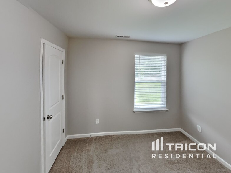 Building Photo - 661 Thistle Dr