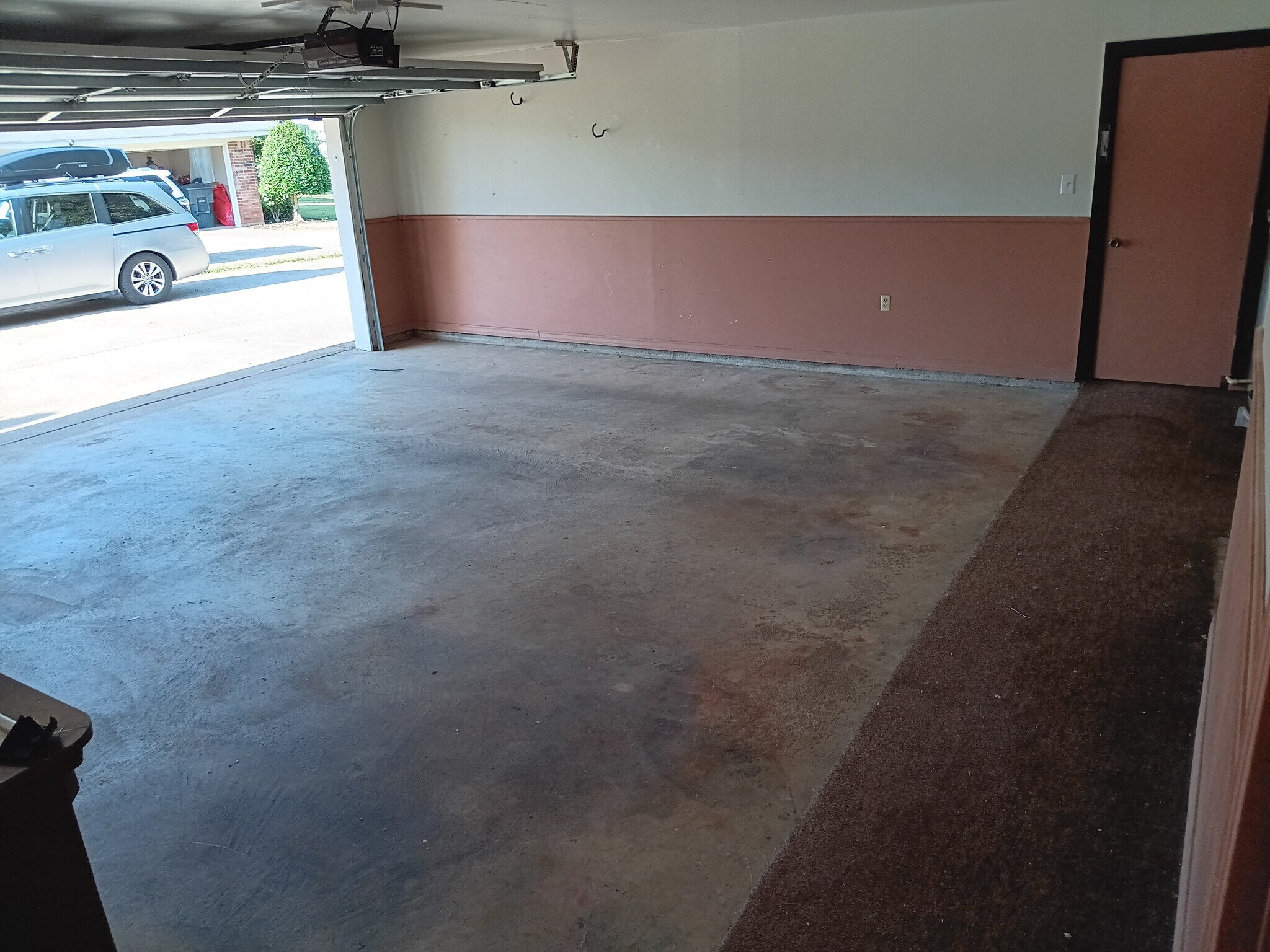 Double garage with door into single garage - 2308 Wesley Cir