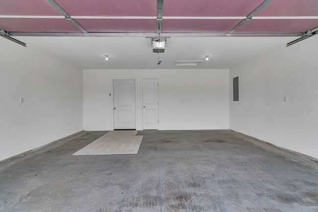 Building Photo - 3 bedroom 2 bath 2 Car Garage with fenced yard  for rent, Hollister, MO