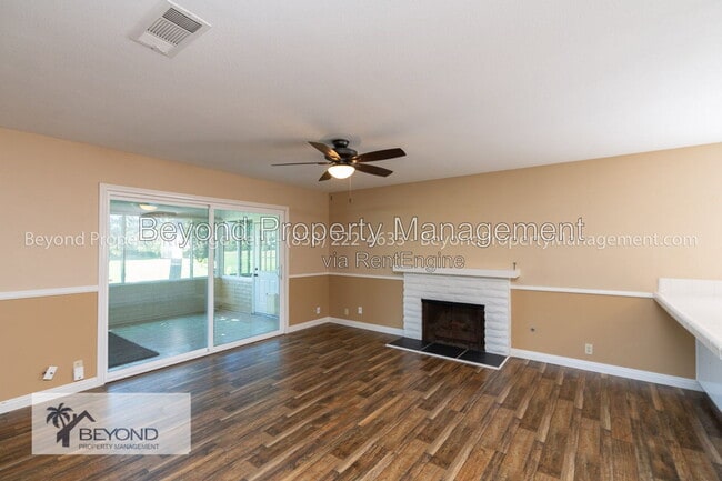 Building Photo - 902 La Sombra Dr