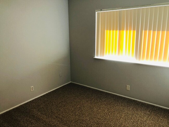 Building Photo - Great looking condo in a nice and clean complex