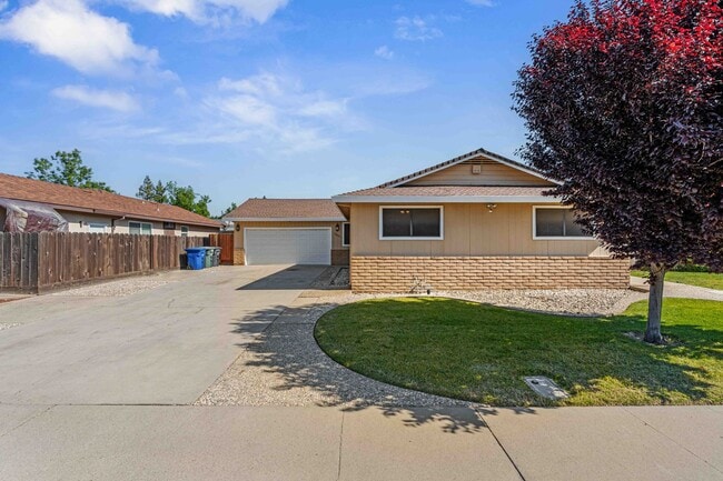 Building Photo - 2025 Sweetwater Dr