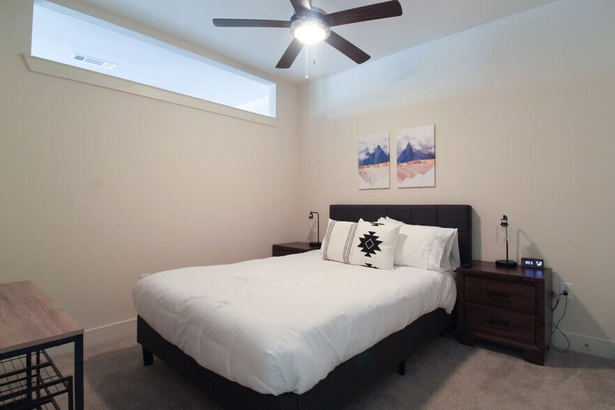 Building Photo - 1957 Fountain View Dr