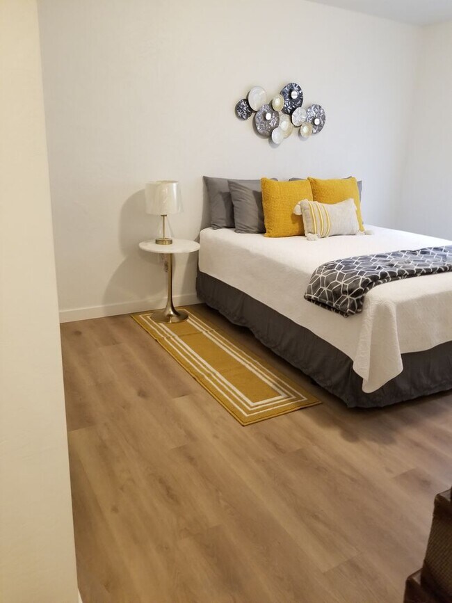 Building Photo - Newer Two bedroom/Two bath Duplex | Available Late July