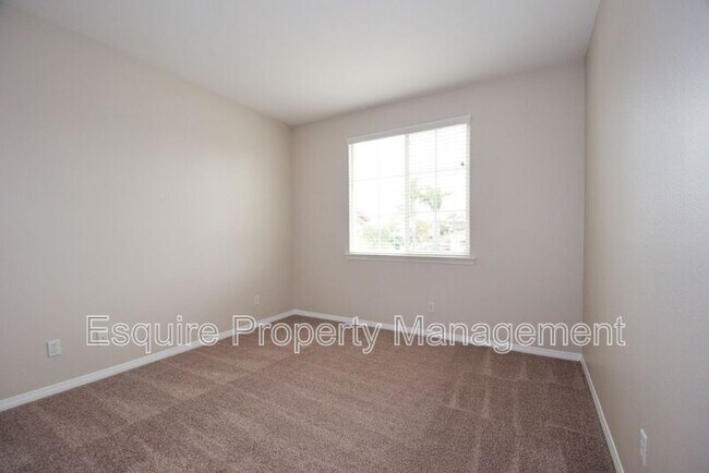 Building Photo - 2895 Diamond Dr