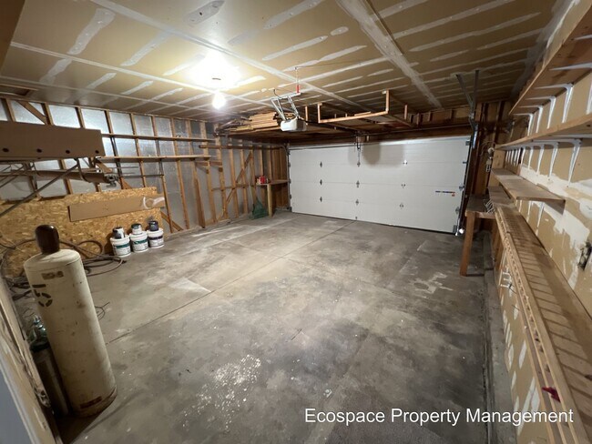 Building Photo - Four Bedroom House in the Smoky Hill neigh...