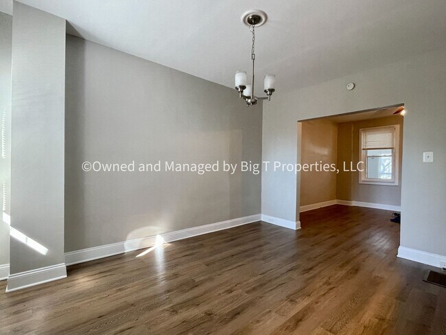 Building Photo - Updated Townhouse in trending location!