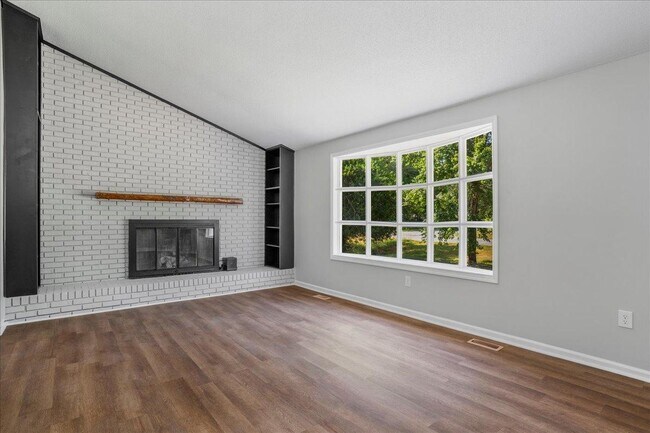 Building Photo - 1844 Brier Ln
