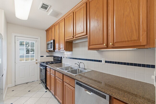 Building Photo - 2513 Shakespeare St