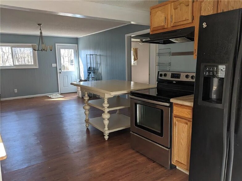 Building Photo - 5026 Rosslyn Ave