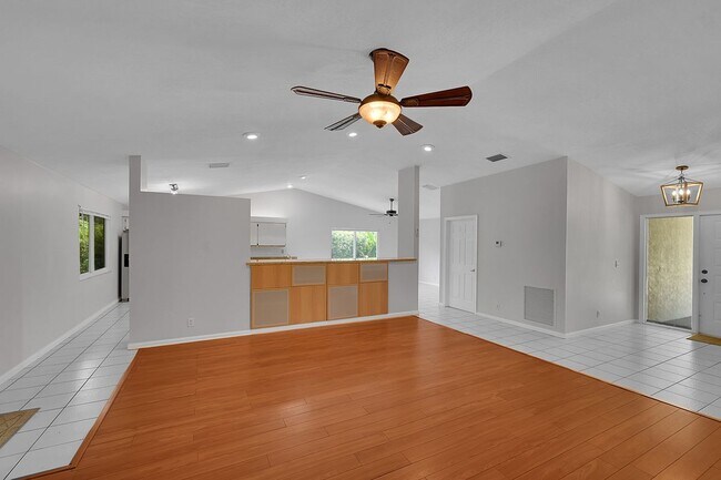 Building Photo - 1800 Primrose Ln