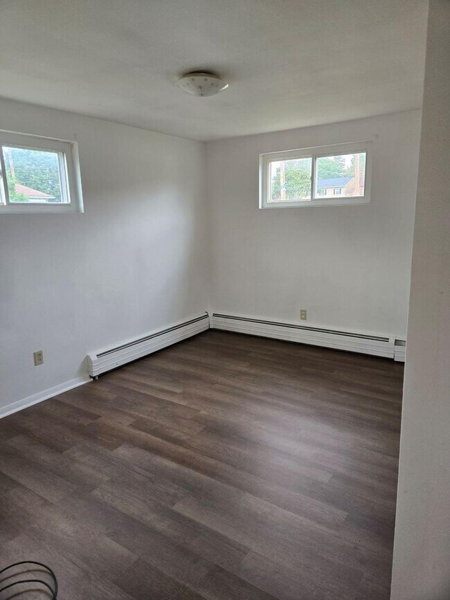 Building Photo - 1st Floor 2-Bedroom, 1-Bathroom Apartment ...