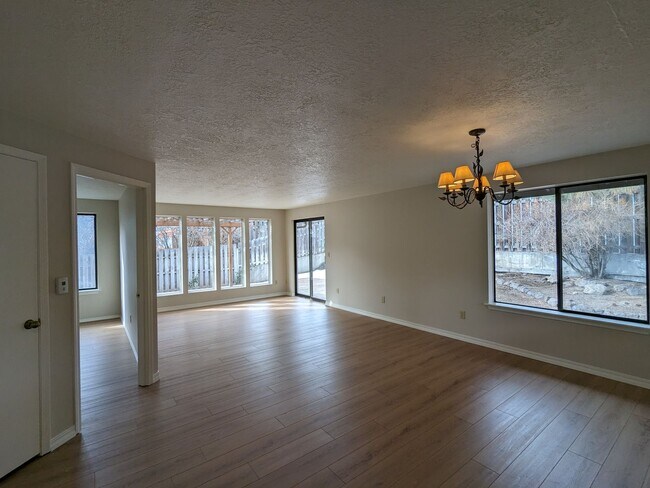 Building Photo - Charming 3x2 on Cul-de-sac with a double-car garage and fenced backyard near Hollinshead Park in ...